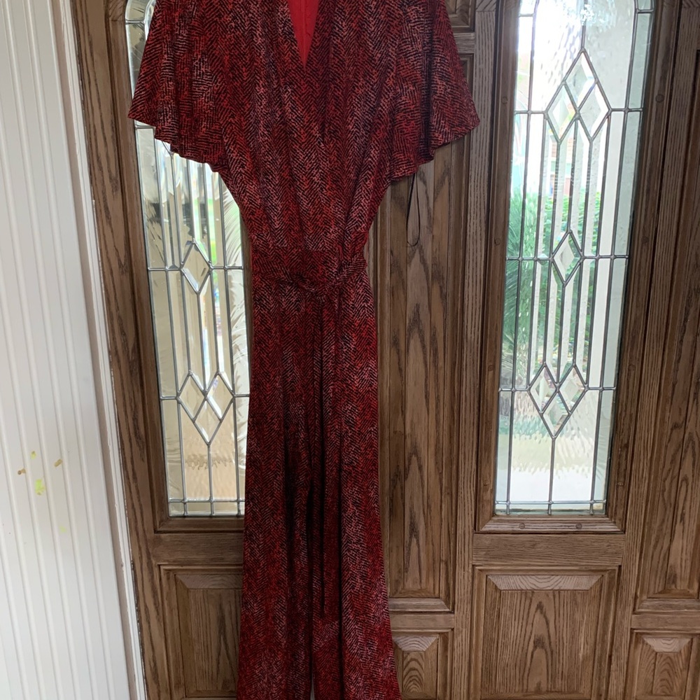 Beautiful jump suite, comfortable . Color as in image . New not worn